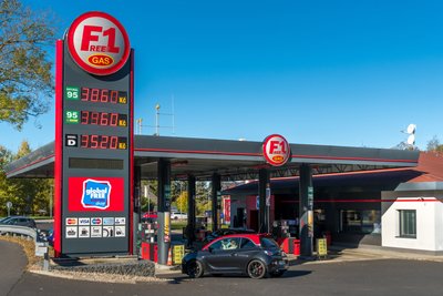 Tanktourismus nach Tschechien: Wenige hundert Meter Luftlinie von Olbernhau im Erzgebirge entfernt lockt im tschechischen Brandov die dortige, unmittelbar an der Grenze gelegene Tankstelle mit deutlich niedrigeren Preisen als in Deutschland. 