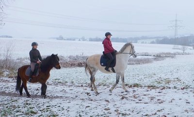 Der Reitweg zwischen Reiterhof Voigtländer und Flockenstraße wird auch von Spaziergängern stark frequentiert. Auf der Höhe des Fischteiches (in der Bildmitte), knapp einen Kilometer vom Reiterhof entfernt, soll ein Rastplatz errichtet werden. Sophia Weise (links) und Lea Voigtländer freuen sich auf das geplante Ausflugsziel. 