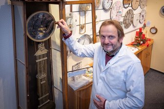 180 Jahre Uhrmacherkunst in Mittweida: Wie Jens Grundmann die Zeit am Laufen hält - Uhrmachermeister Jens Grundmann mit der Monatsstanduhr noch aus der Zeit des Firmengründers: Einmal aufgezogen, läuft sie einen Monat lang.