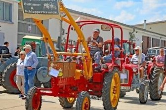 180 Traktoren und Oldtimer bilden Korso - Die Ausfahrt in Richtung Oberalbertsdorf war ein Höhepunkt des Traktorentreffens. 