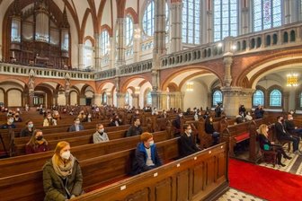 1800 neue Studierende starten an der TU - Mit Abstand und Maske: Für die Immatrikulationsfeier in der Petrikirche galten coronabedingte Einschränkungen. So war auch die Teilnehmerzahl auf 170 begrenzt. Per Los wurden jene ausgewählt, die vor Ort dabei sein durften. Die anderen konnten die Feier im Internet verfolgen.
