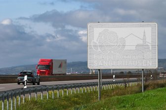 181.000 Euro für zwei Autobahnschilder: Ist das Wucher? - Das touristische Hinweisschild für das Europa-Rosarium in Sangerhausen an der A38 ist inzwischen schlecht erkennbar. Es sollte daher nun sehr kostspielig erneuert werden.
