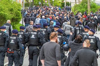 186 Corona-Verstöße bei Protest in Zwönitz - Die Polizei begleitete den "Montagsspaziergang" in Zwönitz kurze Zeit und stoppte ihn dann.