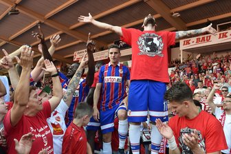 1860 München, Energie Cottbus und Uerdingen steigen in 3. Liga auf - Maximilian Zimmer (oben rechts) von Energie Cottbus feiert am Sonntag mit seinen Mitspielern und den Fans den Aufstieg.