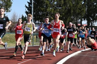 187 Leute laufen für den guten Zweck - Der Reichenbacher Sebastian Hendel (vorne links) dominierte den Hauptlauf der Treuener Stadtmeisterschaften. Für den Langstreckenläufer ging es dabei nicht nur um den guten Zweck, er nutzte den Lauf auch zur Vorbereitung auf die nächsten Wettkämpfe.