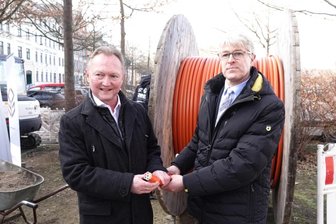19.000 Zwickauer Haushalte kommen ans Glasfaser-Netz - Rainer Frank (links) und Alexander Vogler von der Telekom waren am Montag dabei, als am Rande des Platzes der Völkerfreundschaft der Glasfaserausbau in Zwickau begonnen hat. 