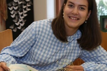 19-Jährige entwickelt neues Klöppel-Lernbuch - Anne Schmiedt hat sich während des Freiwilligen Sozialen Jahres dem Buch "Das Spitzenigelchen" verschrieben. 