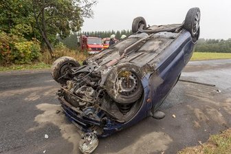 19-Jährige überschlägt sich mit Renault -