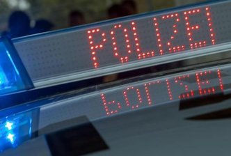 19-Jähriger landet mit VW in Gewächshaus - 
