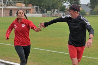 19 Laufpaare trotzen beim 4. Treuener Stunden- und Halbstundenpaarlauf dem Regen - Bei den beiden Mixed-Teams über eine Stunde hatten Isabel Weltschew (links) und Holger Petzold vom Treuener LV die Nase vorn.