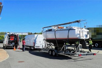 19 Lkw-Fahrer ignorieren Durchfahrtsverbot - Der Kleintransporter mit Anhänger samt Segelboot verstieß sowohl gegen das Durchfahrtsverbot und war auch überladen. 