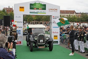 19. Sachsen Classic: Rollendes Museum mit mehr als 190 Autos - Auftakt zur Rallye im vergangenen Jahr: Die Zwickauer Oberbürgermeisterin Constance Arndt betätigt sich an der Startflagge.