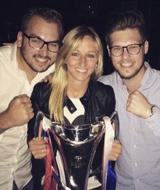 Markus Hendrich (links) mit seiner Schwester Kathrin, nach dem sie 2015 mit Frankfurt die Champions League gewann.