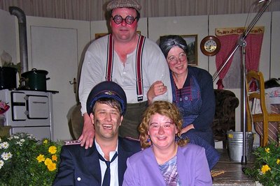 Die neugegründeten „Oderfer Maarguschn“ bei der Uraufführung im Jahr 2005: Steffen Bräuer (hinten links), Brigitte Oehler (hinten rechts), Hans Neuber (vorn links) und Mandy Neuber (vorn rechts). Foto: Bernd Bochmann