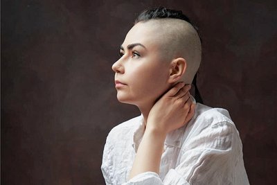 Luisa Schellenberger mit Irokesenfrisur während der Chemotherapie.