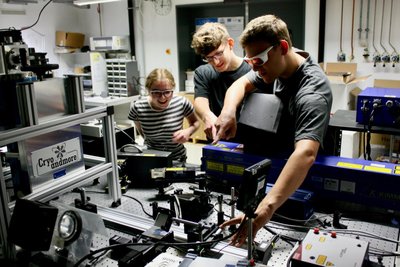 BioNanoTec-Woche an der TU Freiberg: Erfolgreiche Ausrichtung des Laserstrahls für Lumineszenz-Untersuchungen an einem Halbleiterkristall.