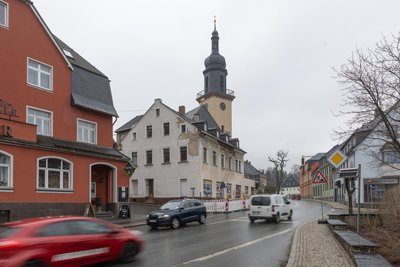 So sah es bis ins Frühjahr 2025 hinein an der Ecke Kirchstraße/B 95 aus. Das Haus, in dem sich einst die Drogerie Quasdorf befand, war nur noch ein Schandfleck.