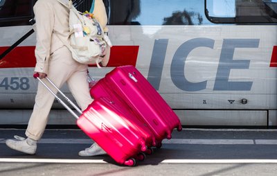 Wer mit dem Zug verreist, soll nach den Plänen der EU-Kommission auch bei Fahrten unterschiedlicher Unternehmen bei Ausfällen gut geschützt sein. (Symbolbild)