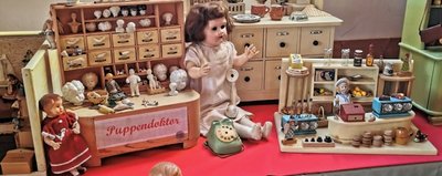 Historische Puppenstuben sind während des Weihnachtsmarktes im Hirschfelder Bürgersaal zu bewundern.