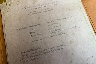 Dieses Skript wurde in einem Schrank im alten Adorfer Spritzenhaus aufgefunden. Es war der Beginn für die Adorfer Laienspielgruppe mit ihrem ersten Auftritt im Rahmen des Heimatfestes.