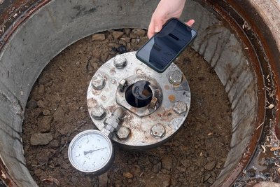 Unter der Beton-Abdeckung der Oelsnitzer Messstelle befindet sich ein sogenannter Datenlogger, der die Messwerte erfasst und speichert.
