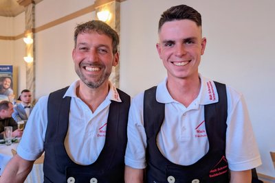 Dachdeckermeister Maik Schramm (links) ist stolz auf David Mühl. Der 23-Jährige verstärkt als Geselle den Freiberger Handwerksbetrieb.