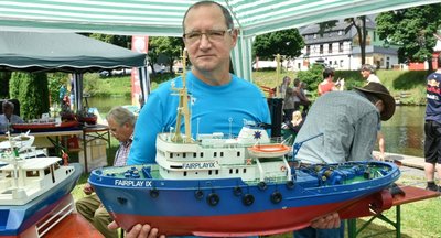 30 Teilnehmer zählte das Modellboot-Treffen, das am Samstag in Zwota stattfand. Im Foto: Vogtlandkapitän Thomas Reuter aus Plauen mit seinem in drei Jahren gebauten Modell des Schleppers Fairplay IX. 