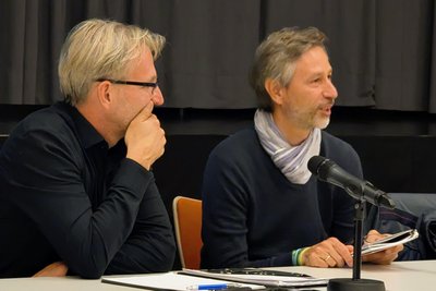 Landschaftsarchitekt Torsten Rehm (r.) – hier mit Thums Bauamtsleiter Carsten Schubert – hat in einer Bürgerversammlung Varianten für die „Kirchterrassen“ vorgestellt.
