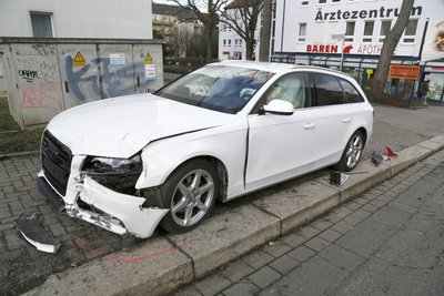 Der bei dem Unfall auf der Clausstraße beschädigte Audi, dessen Fahrer schwer verletzt worden ist.