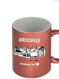 Extra für den Weihnachtsmarkt angefertigte Tassen werden als Erinnerungsstück verkauft. 