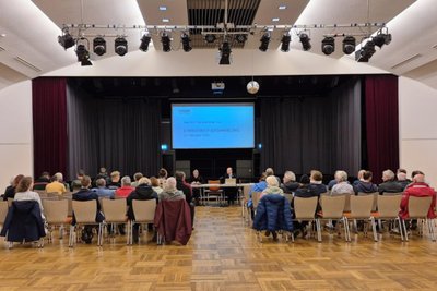 Knapp 50 Einwohner waren zur Bürgerversammlung ins „Volkshaus“ gekommen.