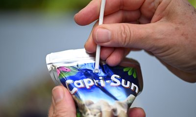 Capri-Sun kämpft seit zwei Jahren um eine Rückkehr zu Plastikstrohhalmen – Kunden hätten sich etwa über den Papiergeschmack beim Trinken beschwert, sagt das Unternehmen. (Symbolbild)