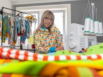 Jacqueline Hennecke näht in ihrer "Flohwerkstatt" in Schreiersgrün kunterbunte Kinderkleidung. Vertrieben wurde die bisher vor allem über das Internet. Nun gibt es auch Räume für direkten Kundenkontakt. 