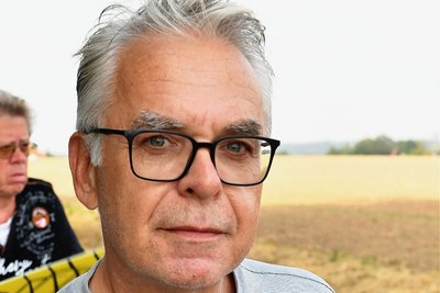 Dr. Henry Heinrich beschäftigt sich nach eigenen Angaben schon länger mit Infraschallwellen. "Die gehen überall durch; Wände, Türen, Mauerwerk - nichts hält sie auf." Es sei hinlänglich bekannt, dass die Wellen große gesundheitliche Konsequenzen für den Menschen haben könnten.