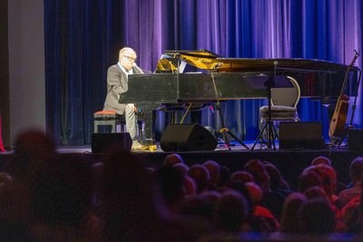 Der 67-jährige Sänger spielte selbst Gitarre oder Klavier.