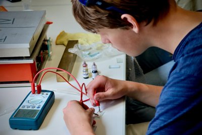 BioNanoTec-Woche an der TU Freiberg: Prüfung der Leitfähigkeit einer Unterlage für eine Farbstoffsolarzelle zur Umwandlung von Lichtenergie in elektrische Energie.