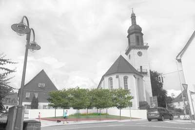 Variante 1: Die „Kirchterrassen“ ohne Terrassen. Der Höhenunterschied zu den Nachbargrundstücken wird durch eine Mauer abgefangen.