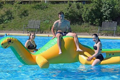 Leubnitz: Renée, Timo und Fabienne (v. l.) auf dem Gummi-Dino.