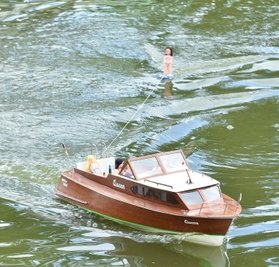Auch eine Yacht zog ihre Kreise über den Teich.