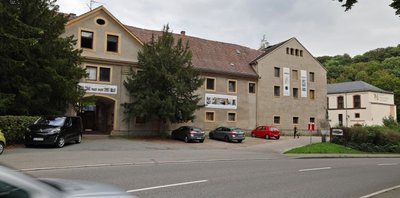 Am Südflügel macht das "Forum Waldenburg" neuerdings mit mehreren Werbebannern auf sich aufmerksam.