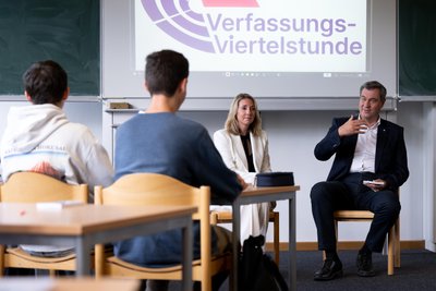 Bayerns Ministerpräsident Markus Söder (CSU) und Kultusministerin Anna Stolz (Freie Wähler) 2024 während einer Verfassungsviertelstunde in Klasse 11.