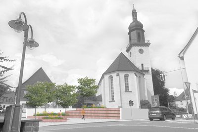Variante 3 der „Kirchterrassen“ ähnelt Variante 2. Allerdings fallen die begrünten Terrassen nicht so raumgreifend aus, was einen größeren Vorplatz ermöglicht.