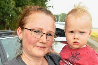 Susann Krumbiegel war mit ihrem einjährigen Sohn Joris zu der Protestaktion gekommen. "Wir sind vor drei Jahren aus Dresden nach Kleinschirma gezogen, leben hier im Einklang mit der Natur. Eine Windkraftanlage soll keine 1000 Meter vor unserem Grundstück errichtet werden - das wollen wir verhindern."