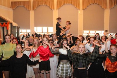 Intensiv wird am Gymnasium Markneukirchen in diesen Tagen für das neue Musical "Ein Weihnachtsalptraum" geübt. Der Chor und die Tänzerinnen nehmen in der tiefsinnigen Horrorgeschichte eine zentrale Rolle ein.
