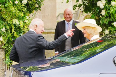 Das britische Königspaar wurde mit Jubel empfangen.