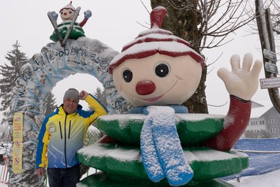 Das Fichtelchen ist nicht nur das Maskottchen der Vereinigten Skischule – hier im Bild deren Leiter Michael Süß –, nach dem Fichtelchen ist auch ein Erlebniswanderweg benannt, der 2025 erneuert und ausgebaut wird.