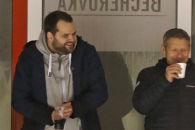 Der Fanbeauftragte Norman Pilling (links) freut sich mit Eispiraten-Gesellschafter Ronny Bauer über die Schietzold-Tore.