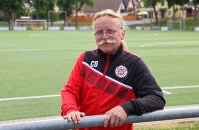 Claus Böhm auf dem Sportplatz in Heinrichsort. 