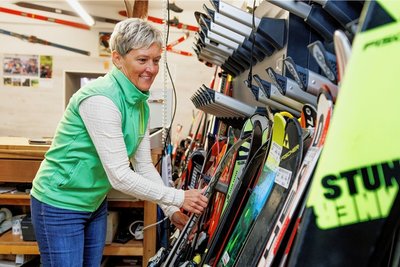 Sportgeschäft-Chefin Jana Kowarik unterstützt von Beginn an den Skiflohmarkt an der Eliteschule des Wintersports in Oberwiesenthal. Am Sonnabend gibt es die 20. Auflage. 