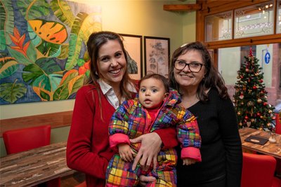 Júlia Eichert mit ihrer Tochter Antonia und ihrer Mutter Anna im Café in Penig. Seit November betreibt die Familie, zu der auch Vater Marcos gehört, das Lokal.